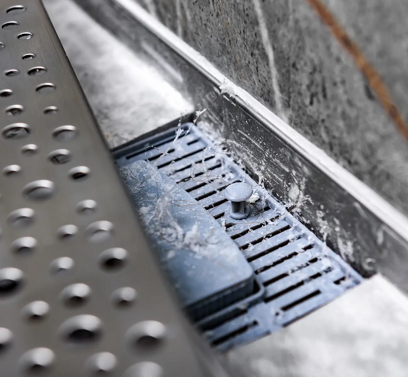 Geöffneter Abfluss einer bodengleichen Dusche