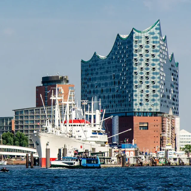 Elbphilharmonie mit großem Schiff im Sonnenlicht - Hamburg