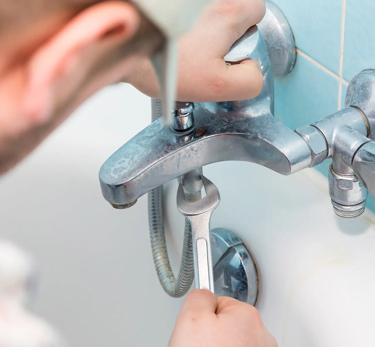 Klempner bei Reparatur eines Badewannenzuflussrohrs