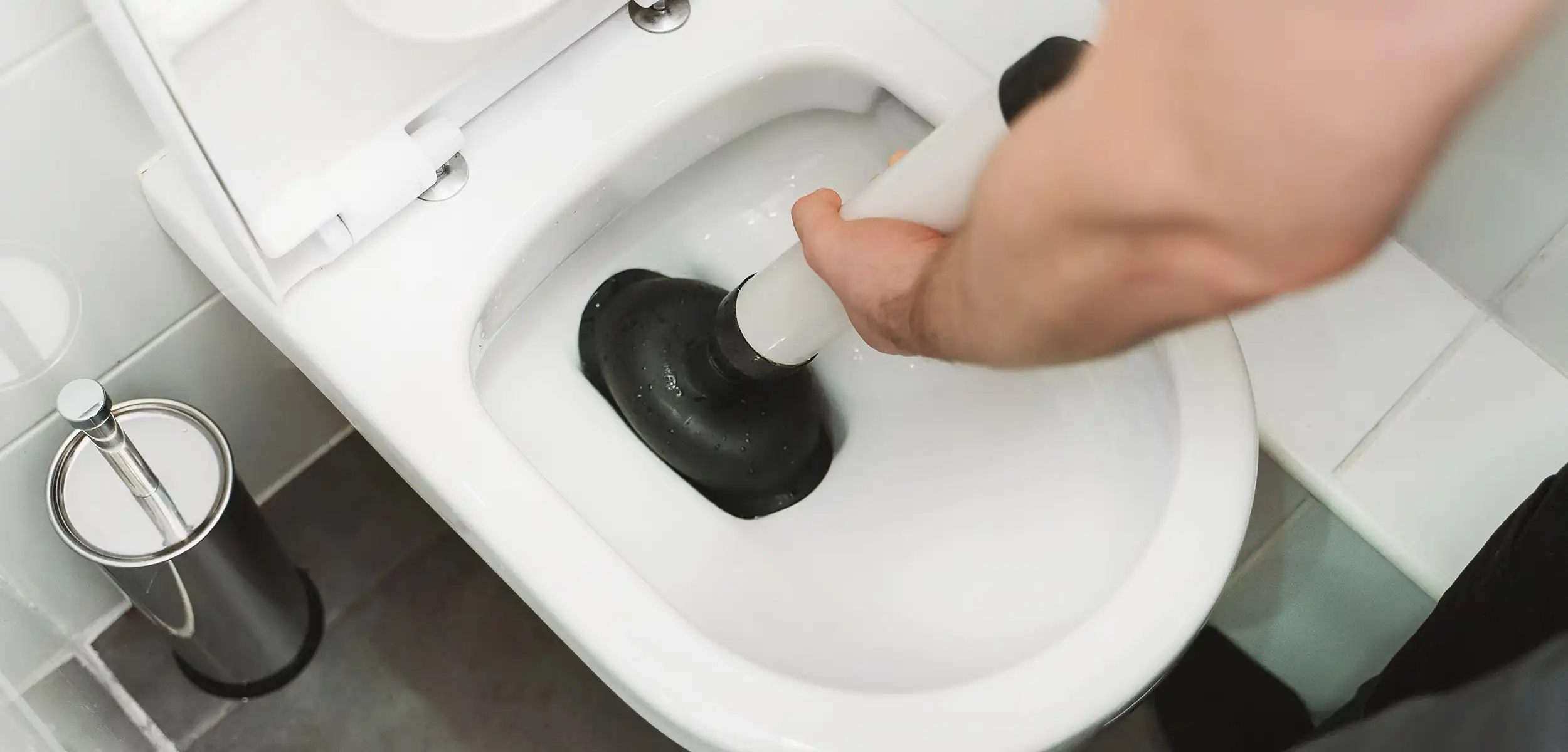 Reinigung einer verstopften Toilette mit Pömpel